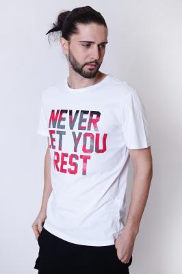 Мужская футболка с надписью “never let yоu rest”