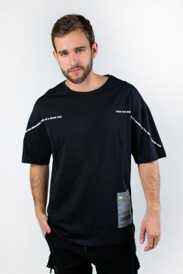 Мужская футболка с надписью на плечах и вставкой-рефлектором