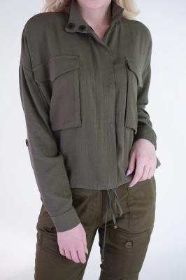Женская блуза-куртка с воротником стойкой и карманами на груди